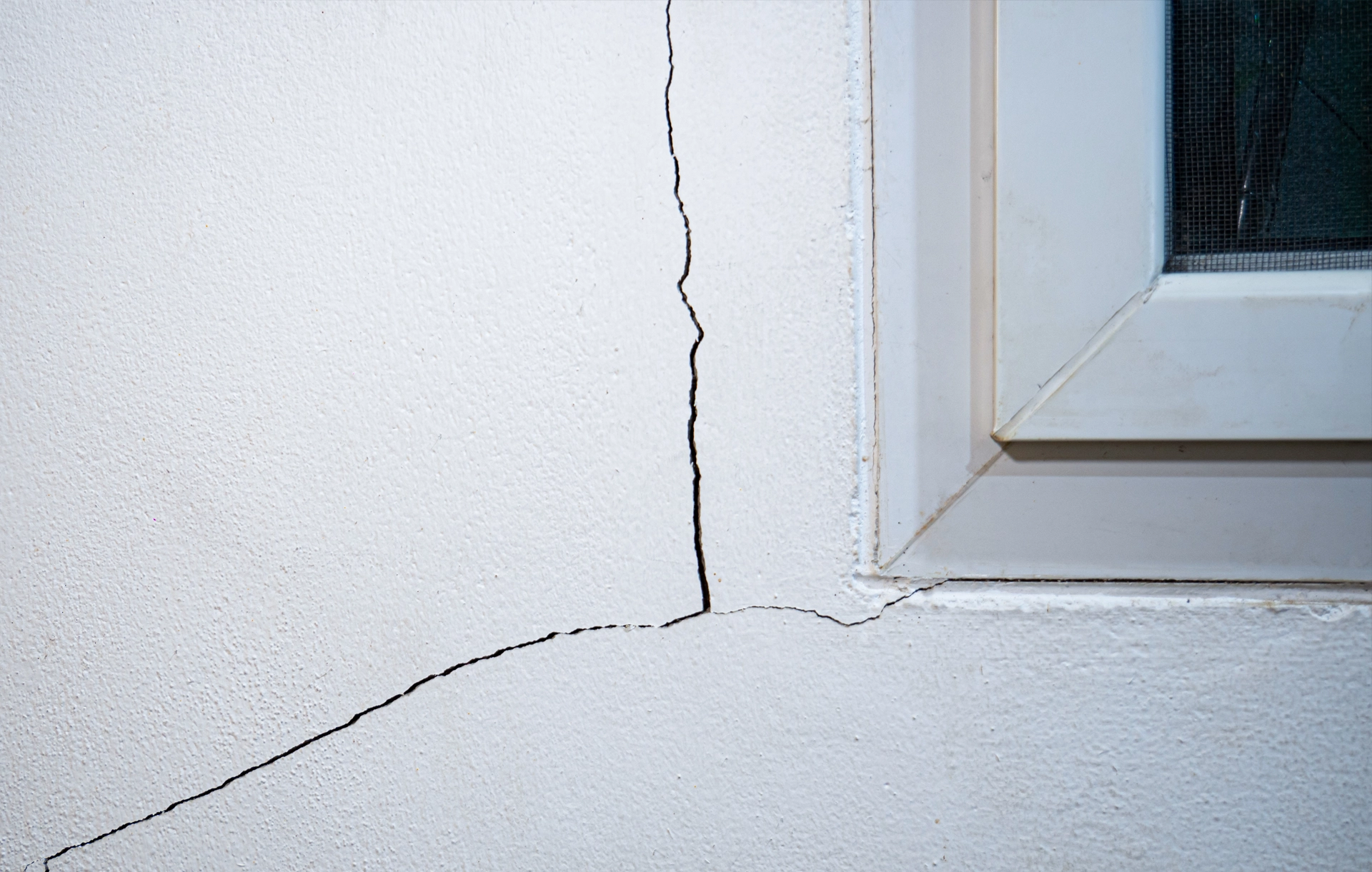 Praskli steny na dome – čo robiť?